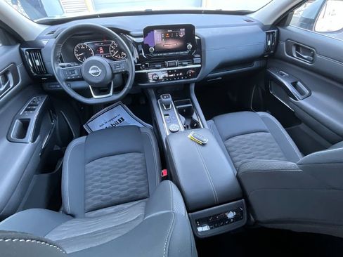 Used 2025 Nissan Pathfinder SV w/ SV Premium Package image 36