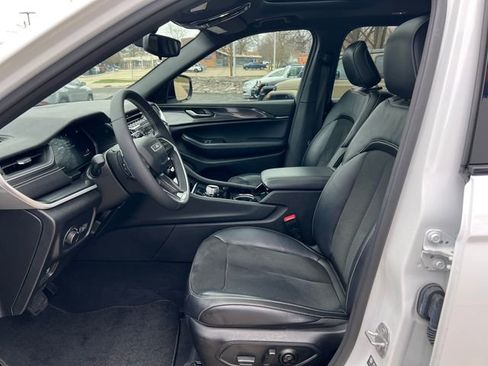 Used 2023 Jeep Grand Cherokee L Laredo image 4