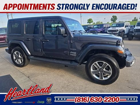 Used 2018 Jeep Wrangler Unlimited Sahara AWD/4WD image 11