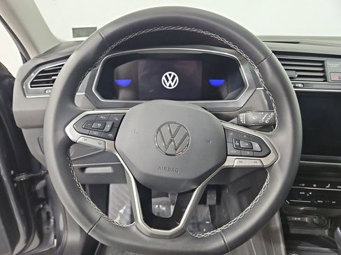Certified 2024 Volkswagen Tiguan SE w/ Panoramic Sunroof Package image 17