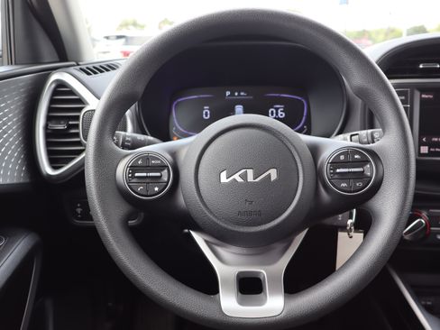 Used 2025 Kia Soul LX w/ LX Technology Package FWD image 14