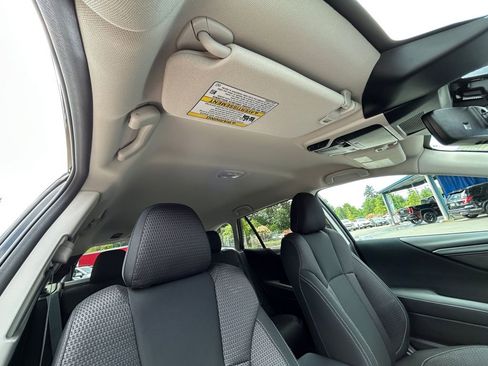 Used 2024 Subaru Outback Premium AWD/4WD image 27