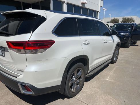 Used 2018 Toyota Highlander Limited Platinum FWD image 3
