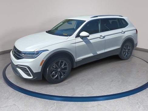 Used 2023 Volkswagen Tiguan SE AWD/4WD image 1