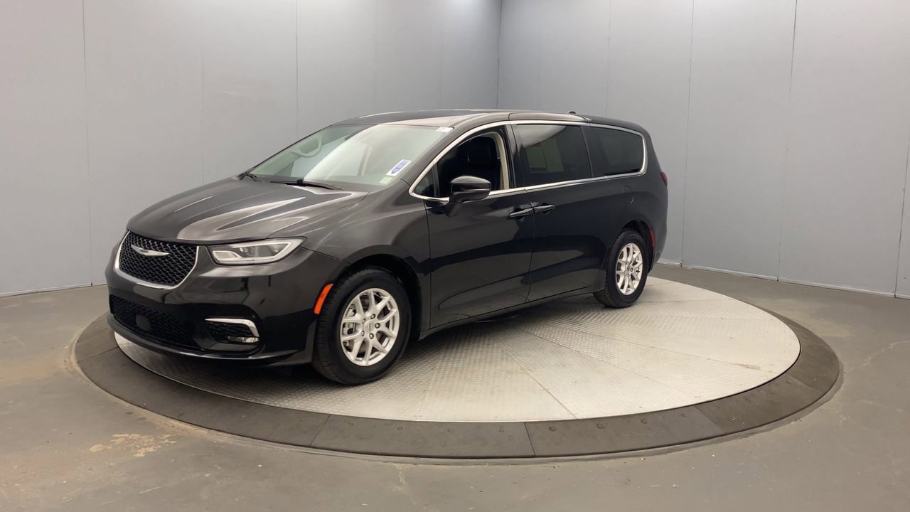 Used 2023 Chrysler Pacifica Touring-L FWD image 9