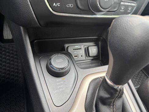 Used 2015 Jeep Cherokee Latitude w/ Cold Weather Group AWD/4WD image 17
