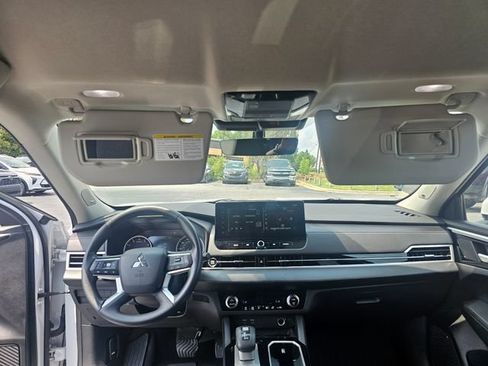 Used 2025 Mitsubishi Outlander ES FWD image 17