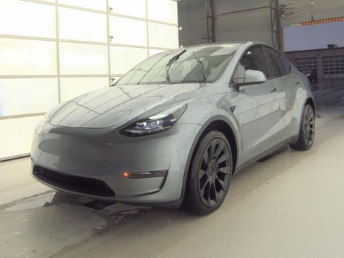 Used 2024 Tesla Model Y Long Range image 2