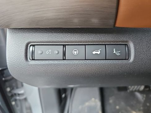 Used 2025 Nissan Pathfinder Platinum FWD image 23
