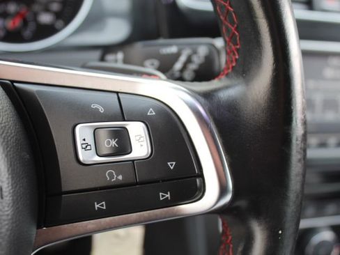 Used 2016 Volkswagen Golf S image 18