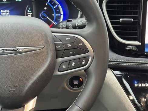 Used 2024 Chrysler Pacifica Select image 14