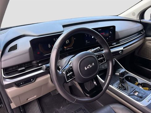 Used 2025 Kia Carnival FWD image 9