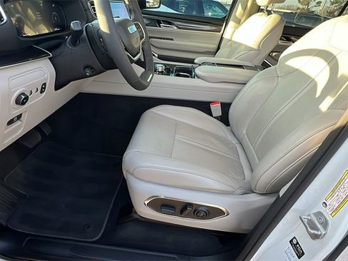 Used 2023 Jeep Wagoneer 4WD image 12