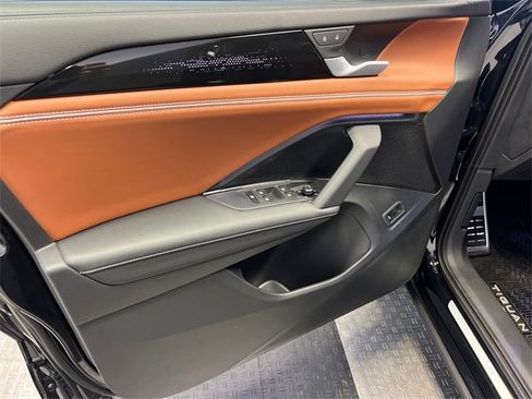 Used 2025 Volkswagen Tiguan SEL R-Line image 8