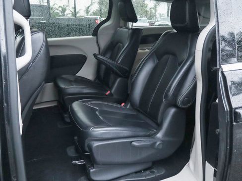 Used 2023 Chrysler Pacifica Touring-L image 37