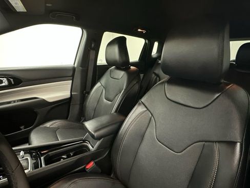 Used 2023 Jeep Compass Limited image 9