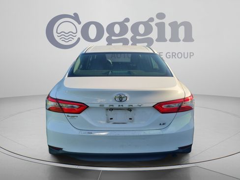 Used 2018 Toyota Camry LE w/ Convenience Package FWD image 3