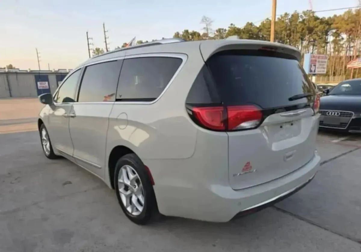 Used 2020 Chrysler Pacifica Touring-L Plus w/ Tire & Wheel Group FWD image 40