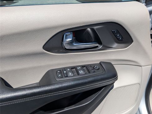 Used 2023 Chrysler Pacifica Touring-L FWD image 20