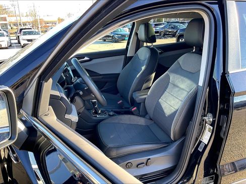 Used 2022 Volkswagen Taos SE w/ Panoramic Sunroof Package image 10