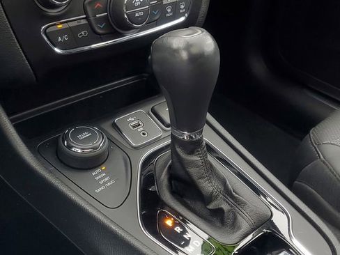 Used 2021 Jeep Cherokee Limited image 31