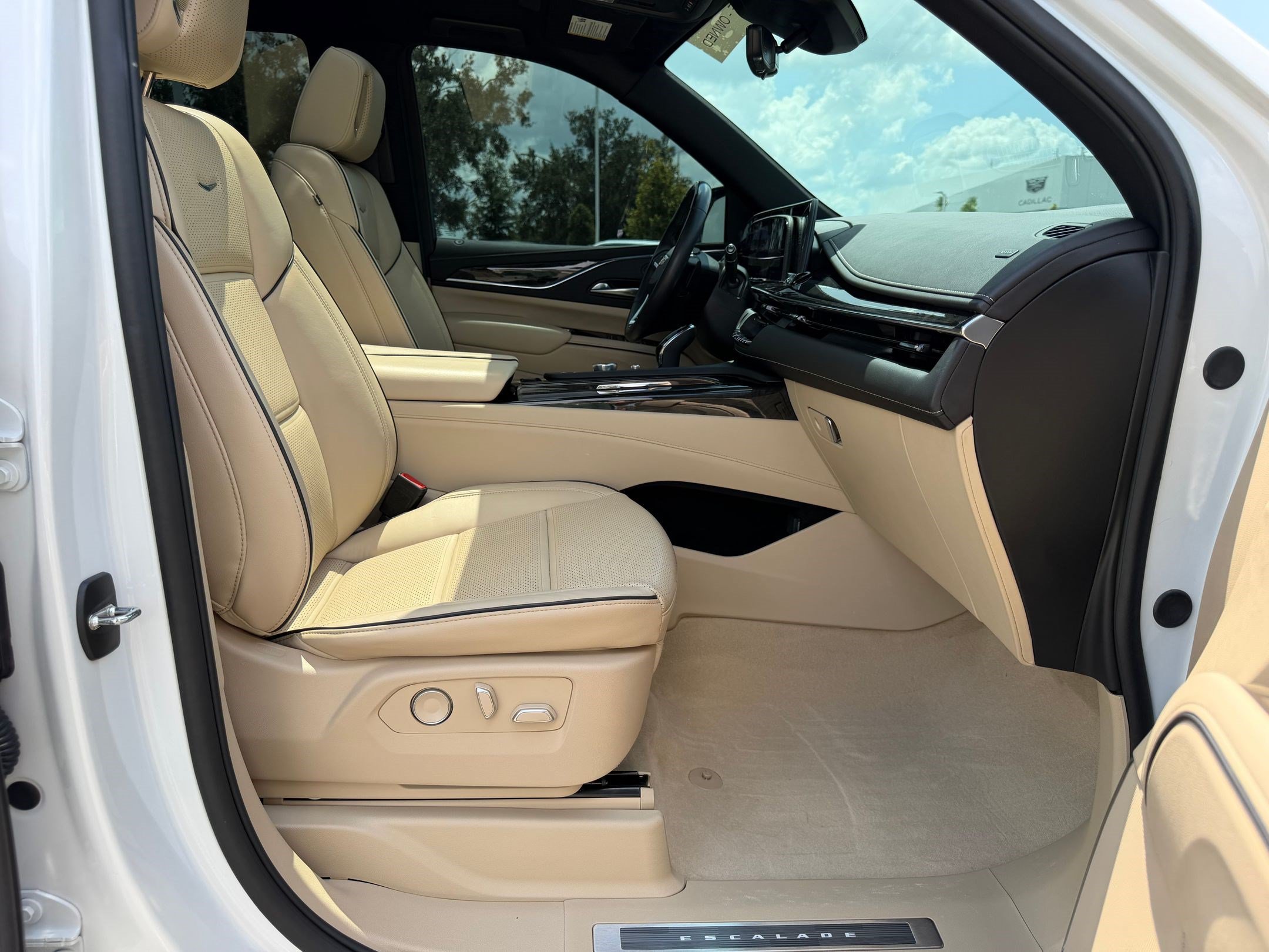 Certified 2024 Cadillac Escalade Premium Luxury w/ Performance Package AWD/4WD image 27