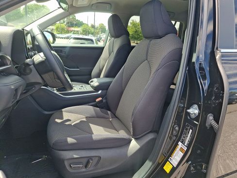 Used 2024 Toyota Highlander LE AWD/4WD image 14