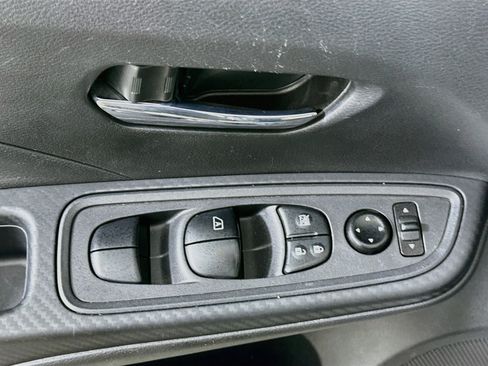Used 2025 Nissan Versa SV FWD image 15