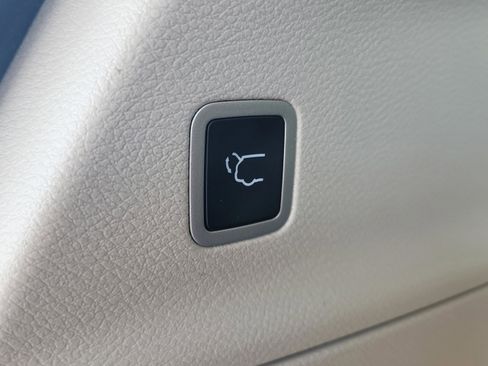 Used 2024 Chrysler Pacifica Touring-L image 11