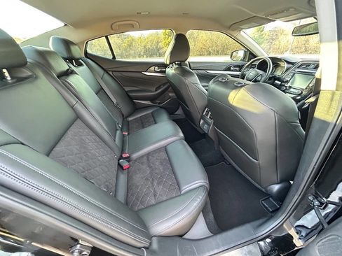 Used 2018 Nissan Maxima SR w/ Midnight Edition image 14