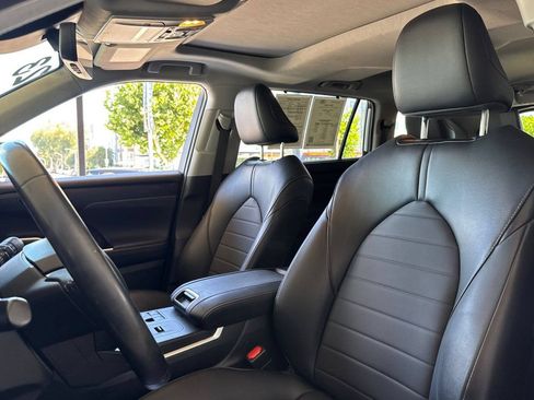 Used 2023 Toyota Highlander XLE FWD image 5