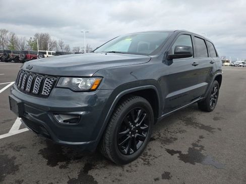 Used 2018 Jeep Grand Cherokee Altitude image 2
