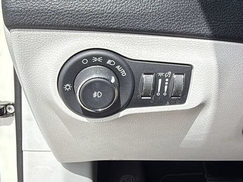 Used 2018 Jeep Compass Latitude w/ Popular Equipment Group FWD image 30