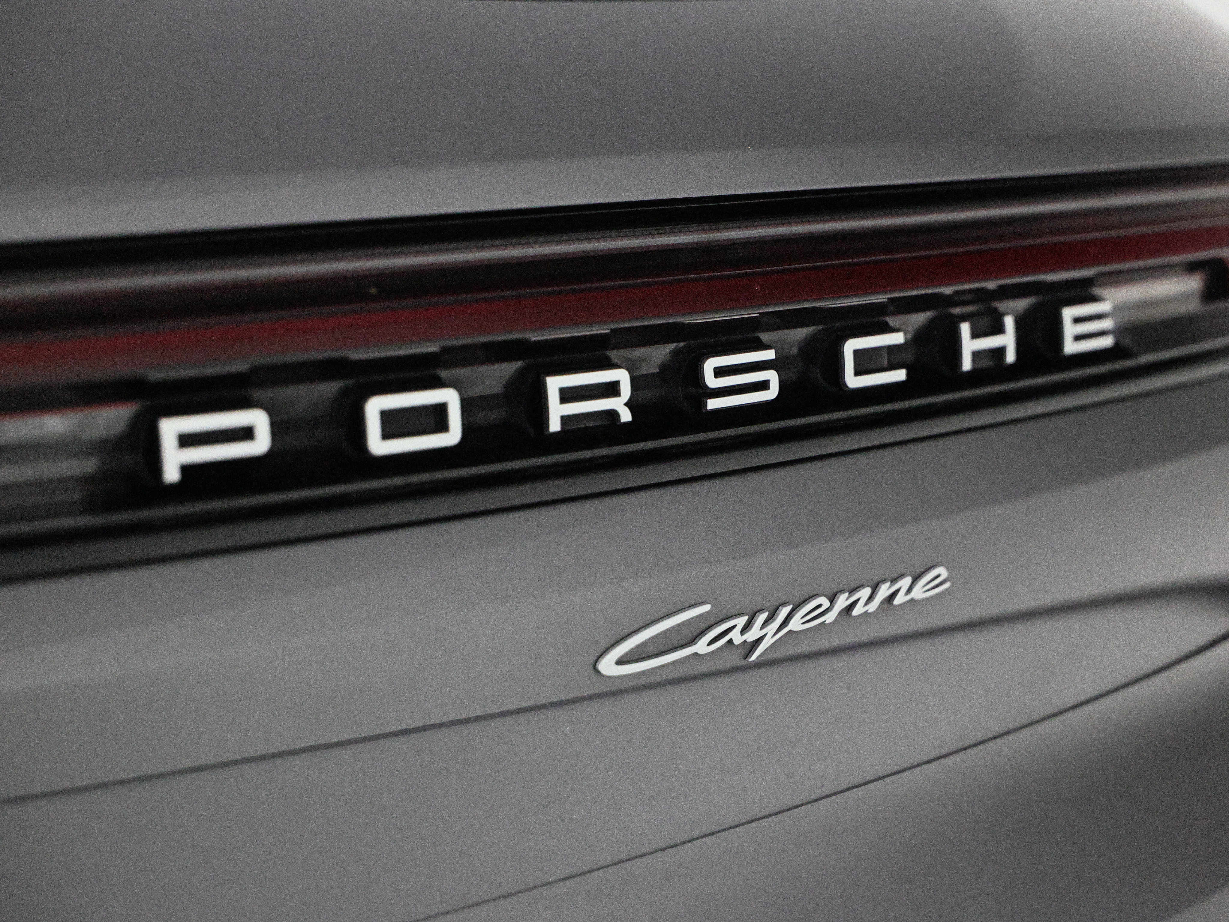 Used 2024 Porsche Cayenne AWD/4WD image 14