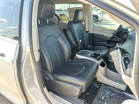 Used 2024 Chrysler Pacifica Touring-L FWD image 24