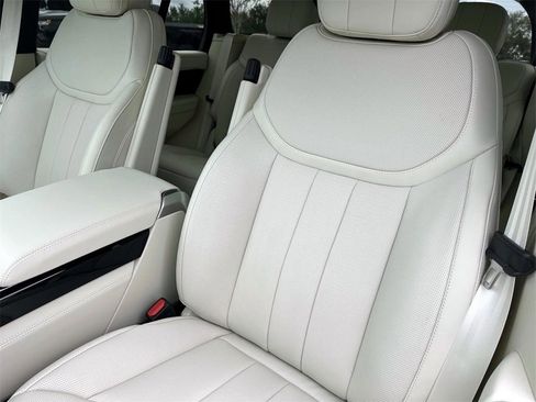 New 2025 Land Rover Range Rover SE image 18