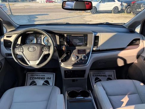 Used 2016 Toyota Sienna XLE w/ Entertainment Package image 14