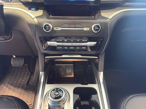 Used 2020 Ford Explorer XLT w/ Equipment Group 202A AWD/4WD image 26