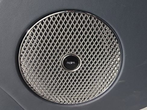 Used 2023 Bentley Bentayga Plug-In Hybrid AWD/4WD image 28