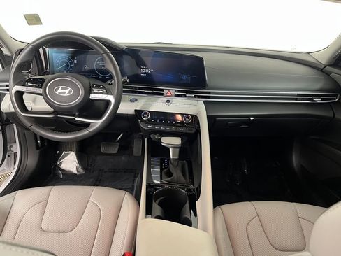 Used 2025 Hyundai Elantra Limited image 18