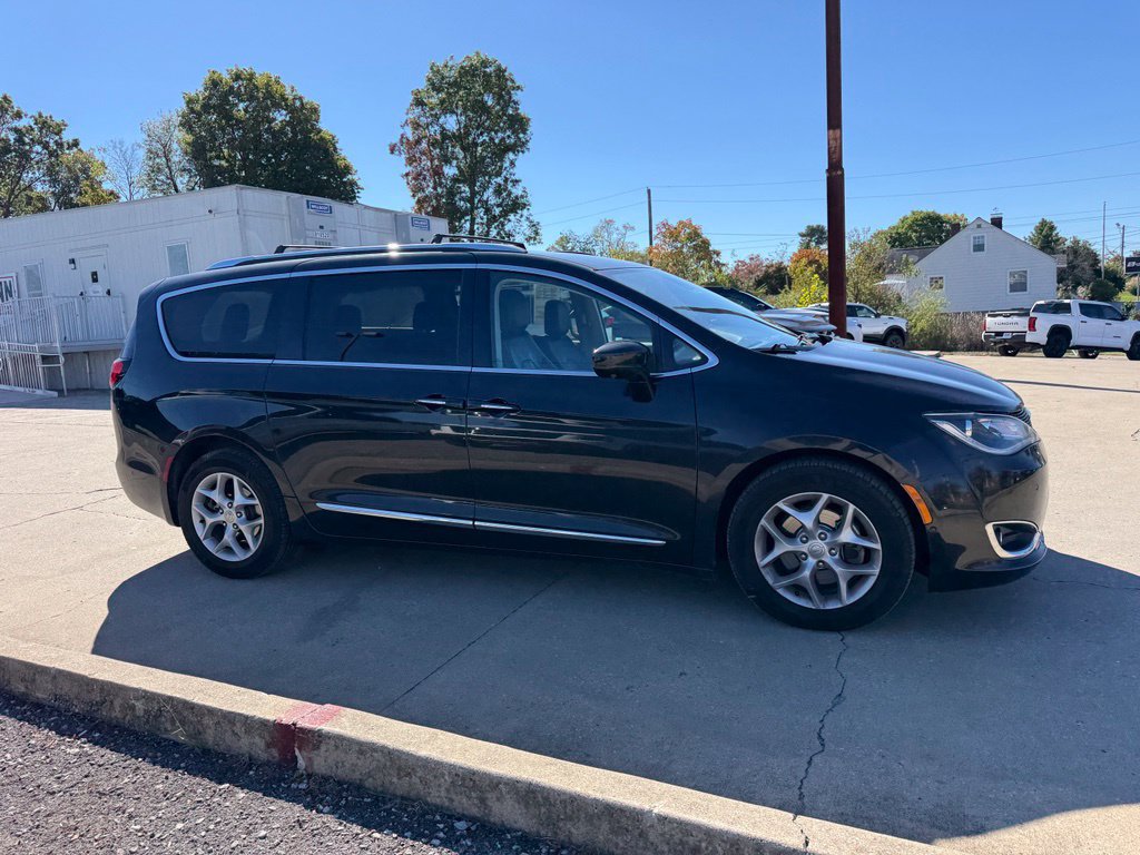 Used 2017 Chrysler Pacifica Touring-L Plus w/ Advanced Safetytec Group FWD image 5