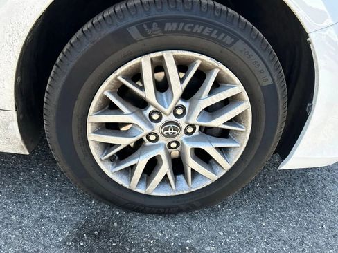 Used 2016 Toyota Camry LE FWD image 25