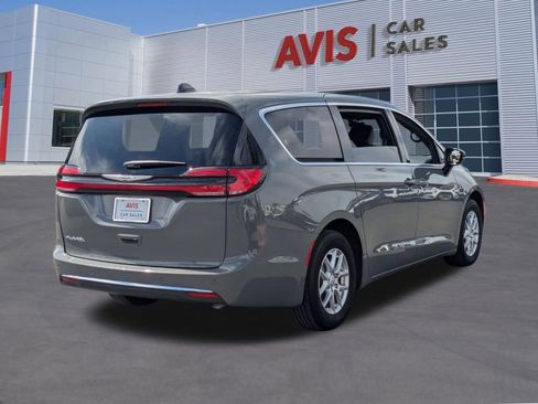 Used 2025 Chrysler Pacifica Select image 6