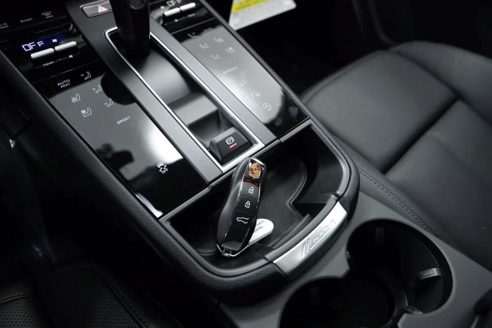 Certified 2026 Porsche Macan AWD/4WD image 31
