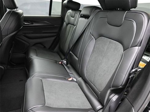 New 2025 Jeep Grand Cherokee Altitude image 17