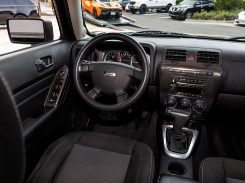 Used 2010 HUMMER H3T Adventure image 29