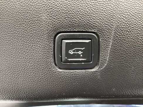 Used 2021 Chevrolet Traverse LT image 17