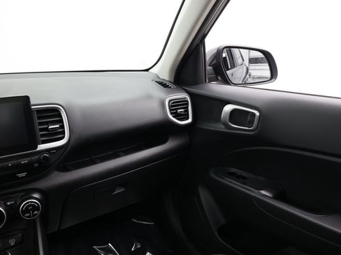 Used 2024 Hyundai Venue SEL FWD image 32