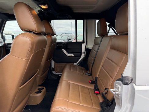 Used 2012 Jeep Wrangler Unlimited Rubicon w/ Connectivity Group image 14