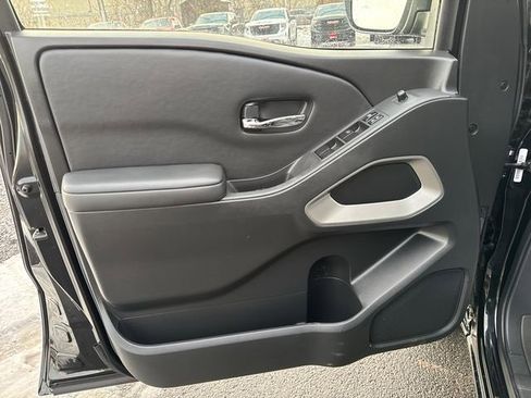 Used 2024 Nissan Frontier SV image 21
